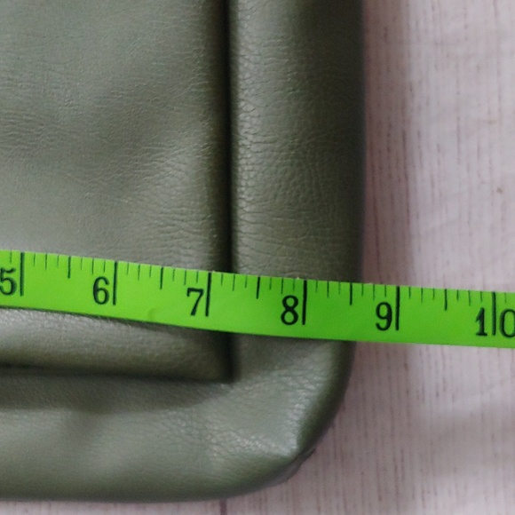 UNIVERSAL THREADS OLIVE GREEN CROSSBODY - Picture 7 of 8